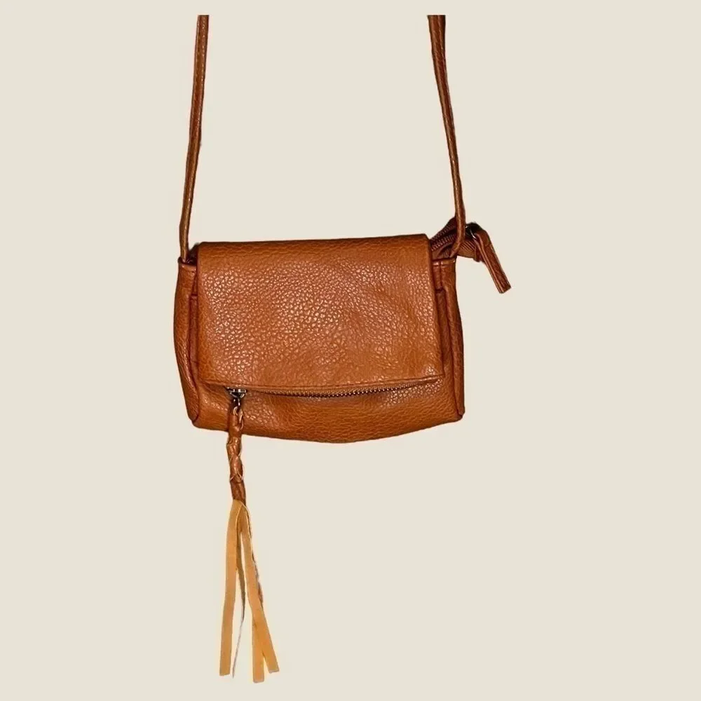 𝅺MOSSIMO Small Tan Crossbody Bag with Tassel - Picture 3 of 7